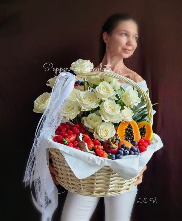 Фруктовая корзина с цветами, артикул F1399489 - 25795 рублей, доставка по городу. Flawery - доставка цветов