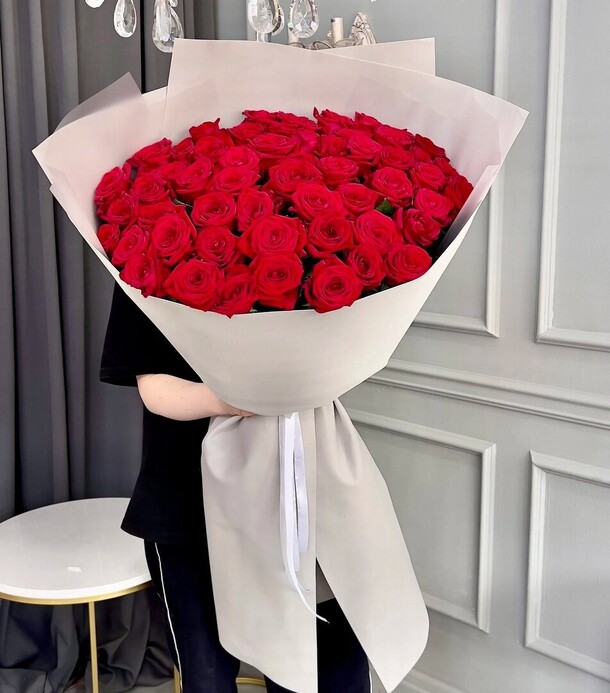 51 роза высокая 70 см, артикул F1400147 - 18535 рублей, доставка по городу. Flawery - доставка цветов