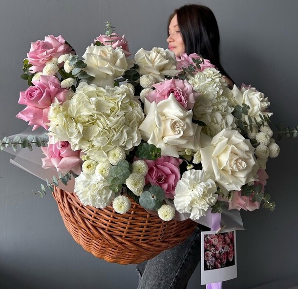 Корзина с цветами, артикул F1421524 - 38005 рублей, доставка по городу. Flawery - доставка цветов