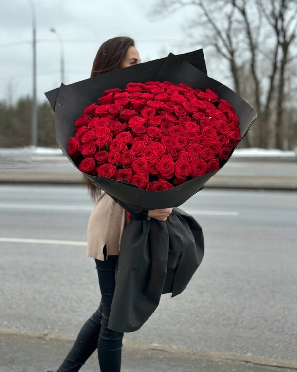 101 роза 70 см в черной упаковке, артикул F1421541 - 35068 рублей, доставка по городу. Flawery - доставка цветов