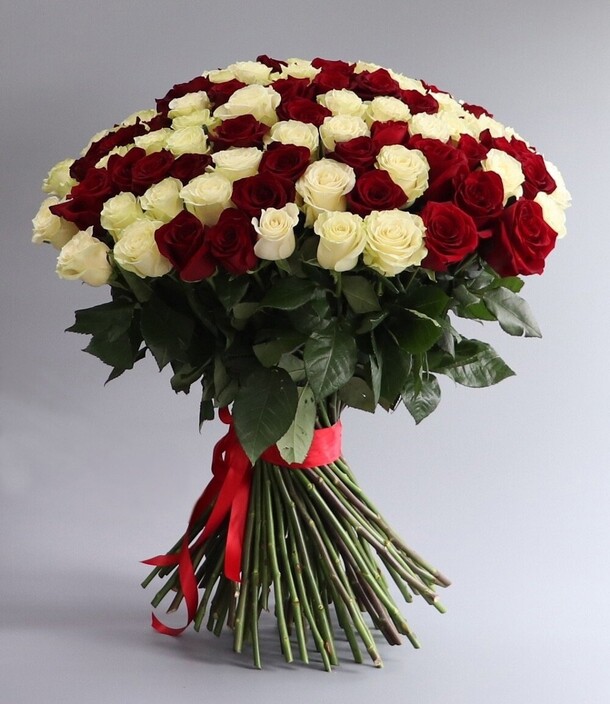 Букет из 101 розы 40 см, артикул F1421544 - 14135 рублей, доставка по городу. Flawery - доставка цветов