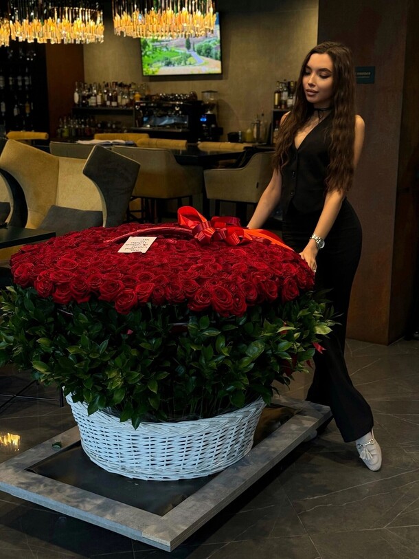 Роскошные розы 201 в корзине, артикул F1421548 - 106150 рублей, доставка по городу. Flawery - доставка цветов