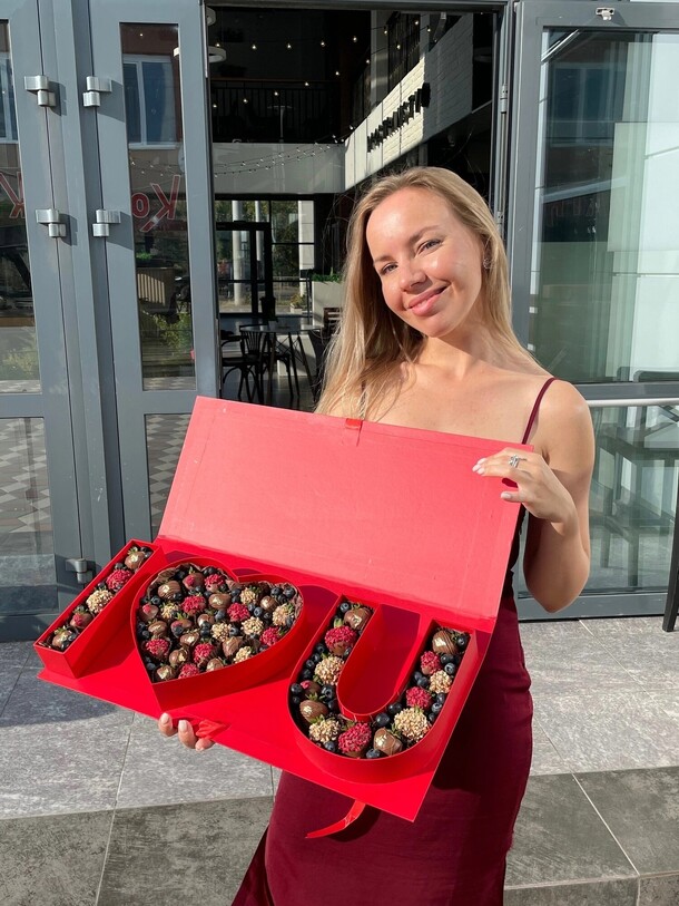 Клубника в шоколаде "я тебя люблю", артикул F1421555 - 14190 рублей, доставка по городу. Flawery - доставка цветов