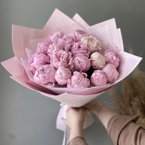 Пионы 21 в розовой упаковке, артикул F1421561 - 23420 рублей, доставка по городу. Flawery - доставка цветов