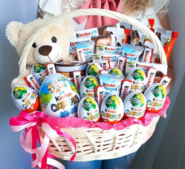 Сладкий подарок в корзине, артикул F1422038 - 15675 рублей, доставка по городу. Flawery - доставка цветов