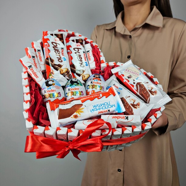 Сладкое сердце из киндера, артикул F1422039 - 16720 рублей, доставка по городу. Flawery - доставка цветов