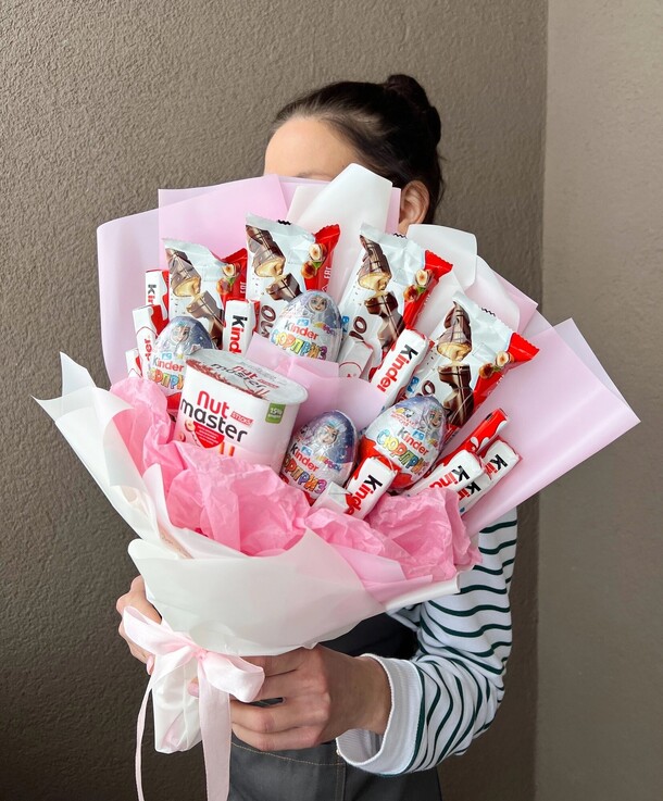 Букет из киндеров, артикул F1422040 - 14410 рублей, доставка по городу. Flawery - доставка цветов