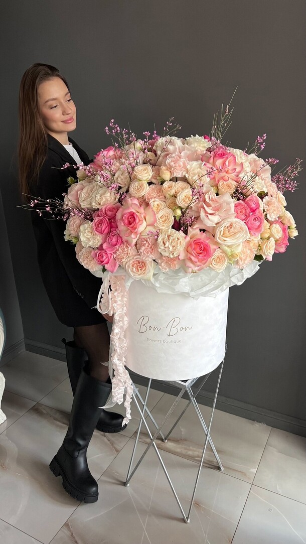 Огромный короб с цветами, артикул F1422044 - 62920 рублей, доставка по городу. Flawery - доставка цветов