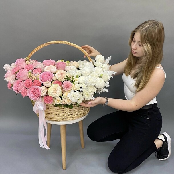 Цветы в корзине, артикул F1422046 - 18084 рублей, доставка по городу. Flawery - доставка цветов