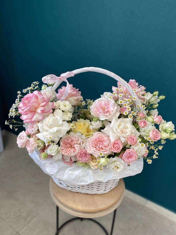 Корзина с нежными цветами, артикул F1422049 - 16863 рублей, доставка по городу. Flawery - доставка цветов