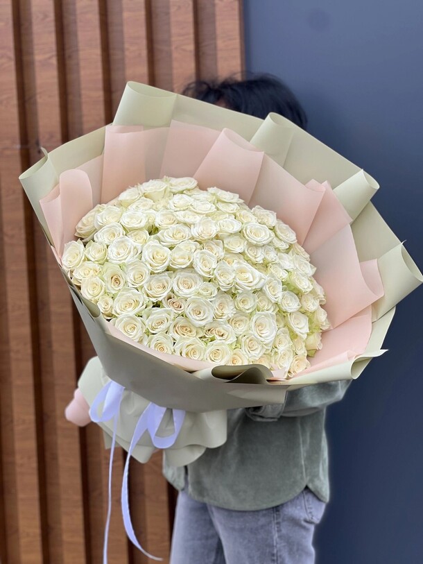 101 белая роза, артикул F1422053 - 15950 рублей, доставка по городу. Flawery - доставка цветов