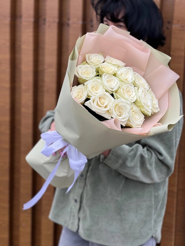 Букет из 15 белых роз, артикул F1422055 - 2585 рублей, доставка по городу. Flawery - доставка цветов