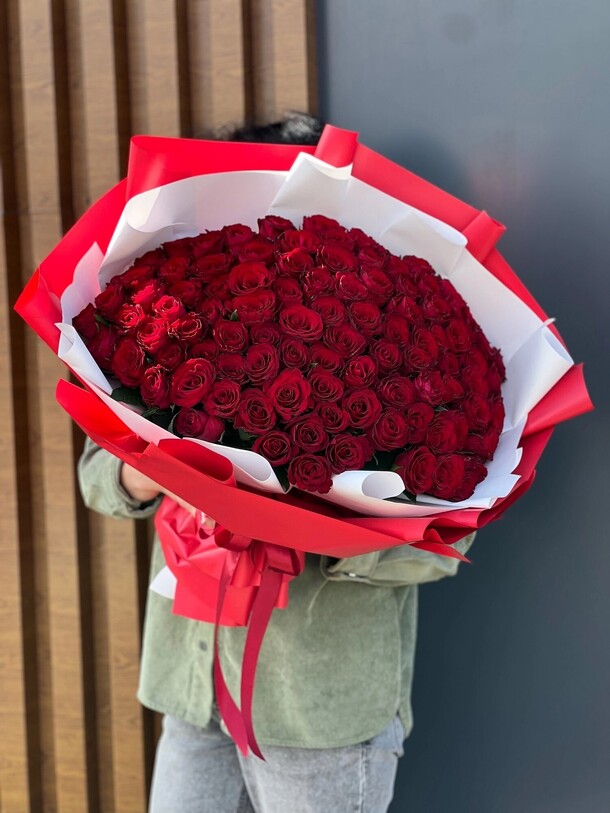 101 роза, артикул F1422056 - 15389 рублей, доставка по городу. Flawery - доставка цветов