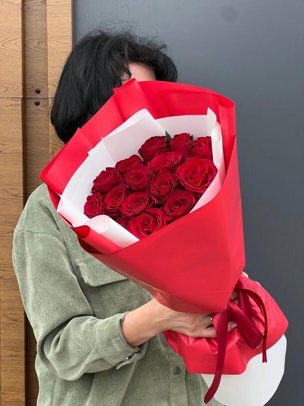 Букет из 15 роз, артикул F1422057 - 2585 рублей, доставка по городу. Flawery - доставка цветов
