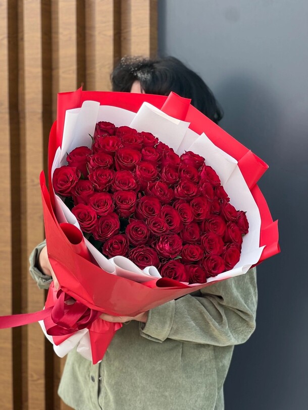 51 роза, артикул F1422058 - 8789 рублей, доставка по городу. Flawery - доставка цветов