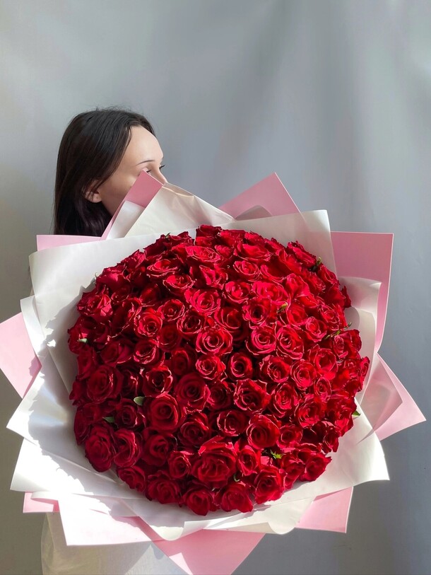 101 роза упаковка гигант, артикул F1422059 - 15950 рублей, доставка по городу. Flawery - доставка цветов