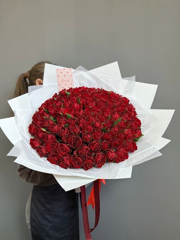 101 роза в белой упаковке, артикул F1422062 - 15015 рублей, доставка по городу. Flawery - доставка цветов