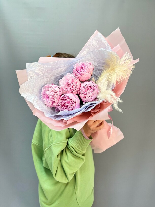 Букет из 5 пионов, артикул F1422065 - 5890 рублей, доставка по городу. Flawery - доставка цветов