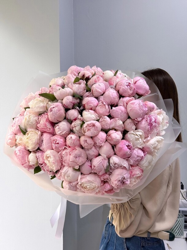 Шикарный букет из 101 пиона, артикул F1422067 - 83193 рублей, доставка по городу. Flawery - доставка цветов