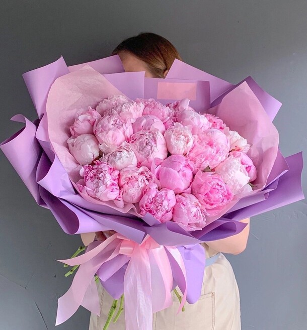 Яркий букет из 31 пиона, артикул F1422068 - 23650 рублей, доставка по городу. Flawery - доставка цветов