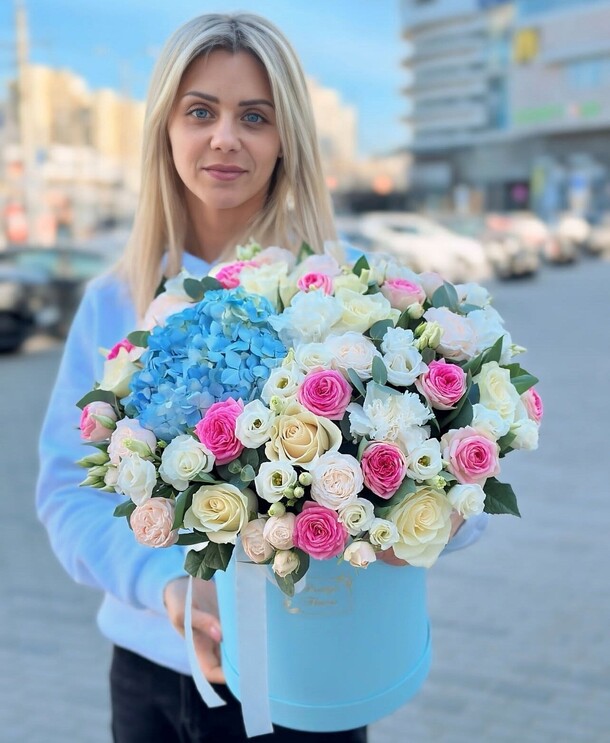 Цветочная композиция в коробе, артикул F1422077 - 13310 рублей, доставка по городу. Flawery - доставка цветов