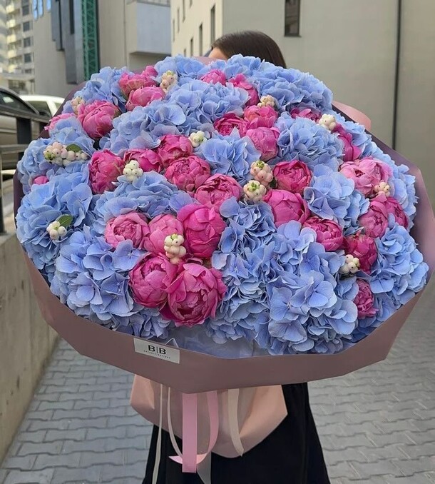 Гортензии пионы премиум букет, артикул F1425509 - 34980 рублей, доставка по городу. Flawery - доставка цветов