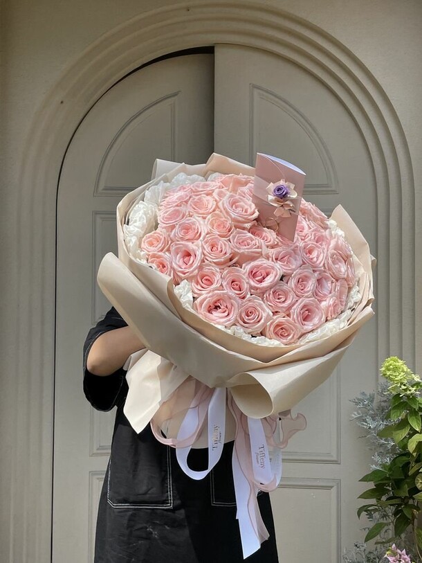 51 роза розовая нежная, артикул F1425513 - 17380 рублей, доставка по городу. Flawery - доставка цветов