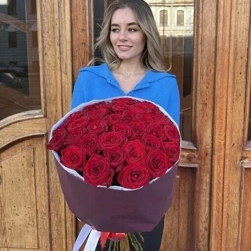 31 красная роза 60 см, артикул F1437174 - 13090 рублей, доставка по городу. Flawery - доставка цветов