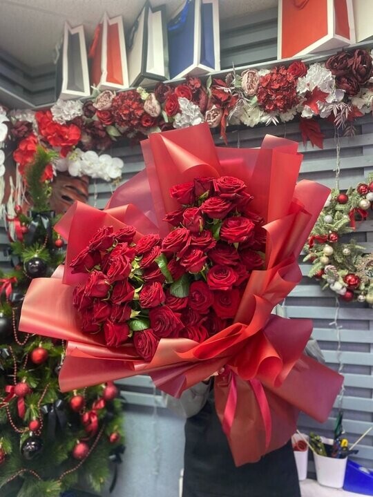 51 красная роза 60 см, артикул F1444190 - 18699 рублей, доставка по городу. Flawery - доставка цветов