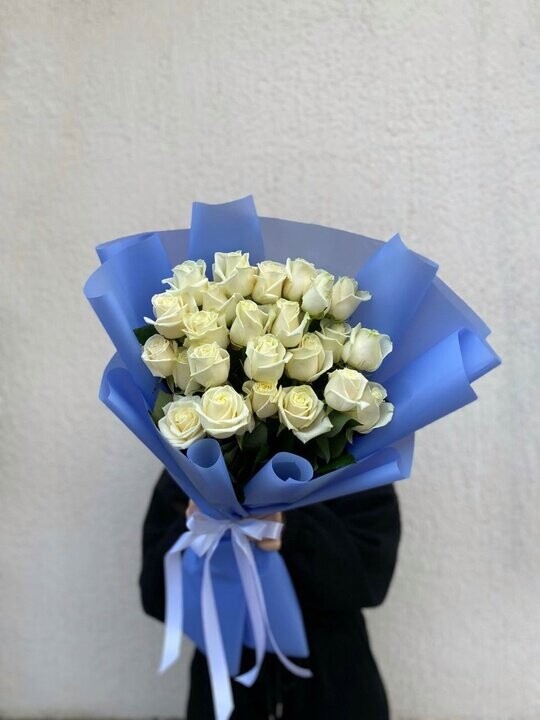 25 белых роз 60 см, артикул F1444196 - 8789 рублей, доставка по городу. Flawery - доставка цветов