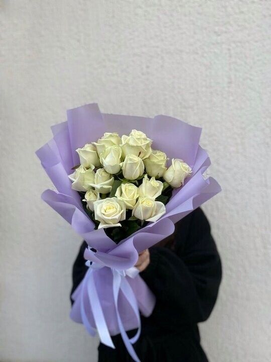 15 белых роз 60 см, артикул F1444198 - 4829 рублей, доставка по городу. Flawery - доставка цветов