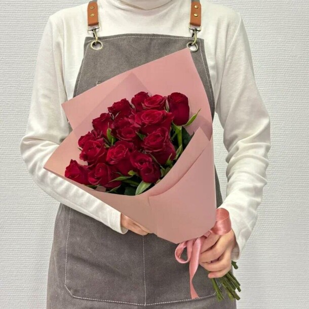 Букет из 15 красных роз, артикул F1444211 - 2629 рублей, доставка по городу. Flawery - доставка цветов