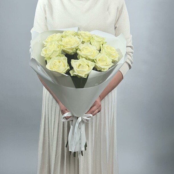 Букет из 11 белых роз 40 см, артикул F1444215 - 2090 рублей, доставка по городу. Flawery - доставка цветов