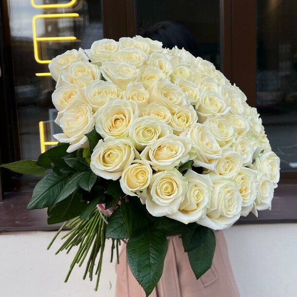 Букет из 51 белой розы 60см, артикул F1444217 - 15829 рублей, доставка по городу. Flawery - доставка цветов