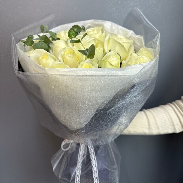 15 белых роз в упаковке с зеленью, артикул F1444237 - 2915 рублей, доставка по городу. Flawery - доставка цветов