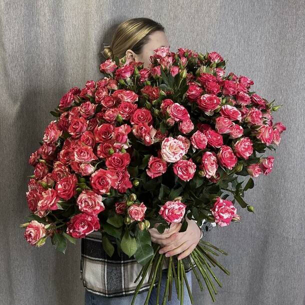 35 кустовых роз букет, артикул F1444245 - 16060 рублей, доставка по городу. Flawery - доставка цветов