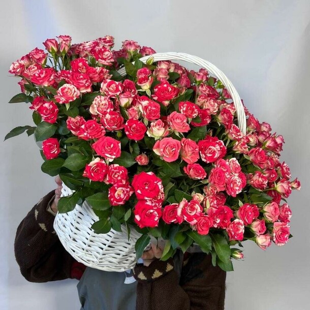Кустовая роза в корзине, артикул F1444251 - 20570 рублей, доставка по городу. Flawery - доставка цветов
