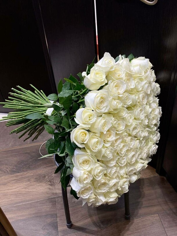 Букет из 101 белой розы 60 см, артикул F1444267 - 26510 рублей, доставка по городу. Flawery - доставка цветов