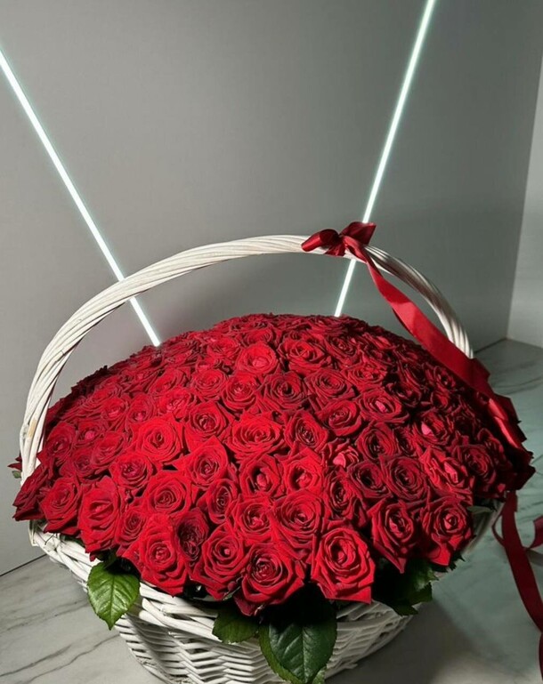 Букет из 101 розы в корзине, артикул F1444274 - 18689 рублей, доставка по городу. Flawery - доставка цветов