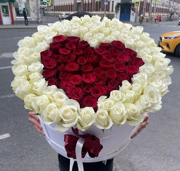 101 роза в виде сердца в коробе, артикул F1444279 - 31295 рублей, доставка по городу. Flawery - доставка цветов