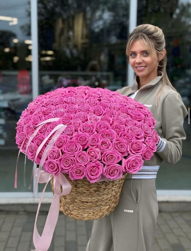 101 роза в корзине, артикул F1445031 - 42898 рублей, доставка по городу. Flawery - доставка цветов