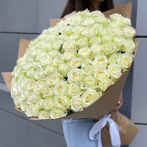 Букет из 101 белой розы (70 см), артикул F1445052 - 36905 рублей, доставка по городу. Flawery - доставка цветов