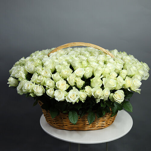101 белая роза в корзине, артикул F1445076 - 25178 рублей, доставка по городу. Flawery - доставка цветов