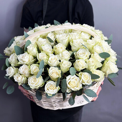 Корзина из 51 белых роз, артикул F1445079 - 16610 рублей, доставка по городу. Flawery - доставка цветов