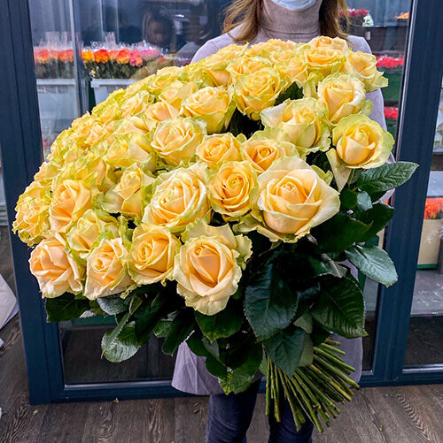 51 персиковых роз (60 см), артикул F1445086 - 18589 рублей, доставка по городу. Flawery - доставка цветов