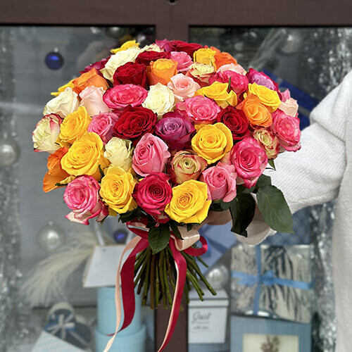 Букет 51 роза сочный микс (40 см), артикул F1445100 - 8426 рублей, доставка по городу. Flawery - доставка цветов