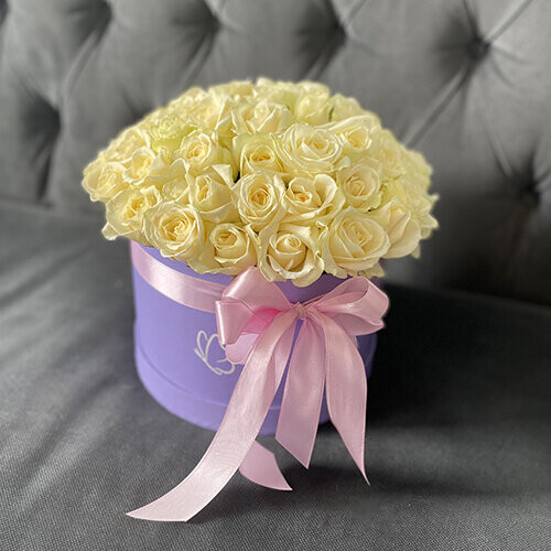 51 белая роза в коробке, артикул F1445103 - 13860 рублей, доставка по городу. Flawery - доставка цветов