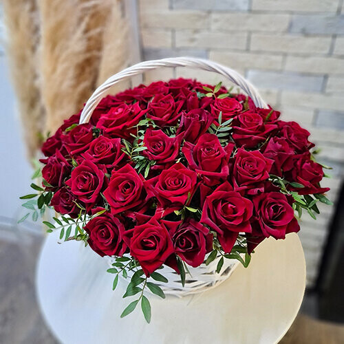 51 алая роза корзине, артикул F1445105 - 16830 рублей, доставка по городу. Flawery - доставка цветов