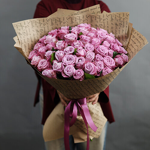 51 фиолетовая роза  (60см), артикул F1445113 - 19799 рублей, доставка по городу. Flawery - доставка цветов