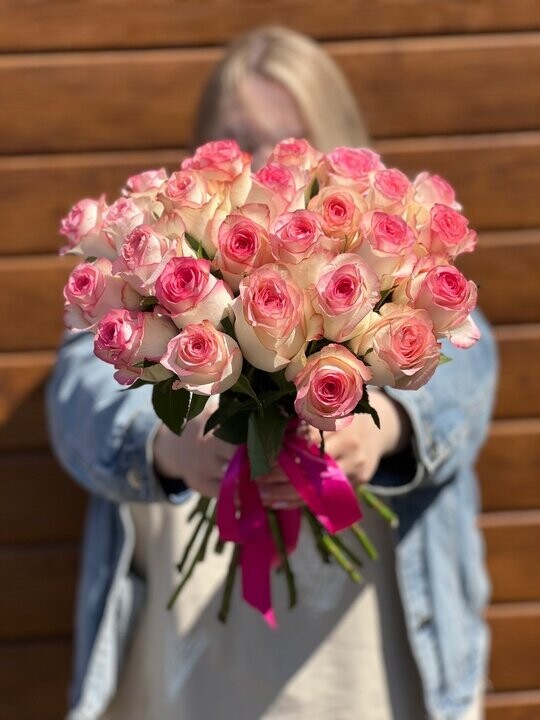 25 розовых роз под ленту, артикул F1450641 - 4619 рублей, доставка по городу. Flawery - доставка цветов